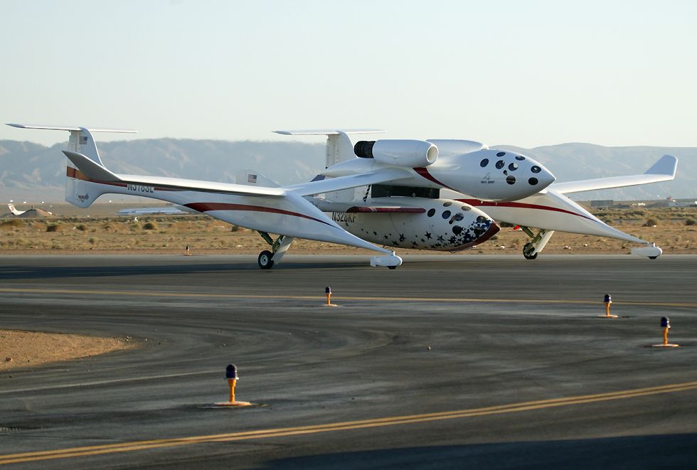 White Knight and SpaceShipOne taxying for takeoff